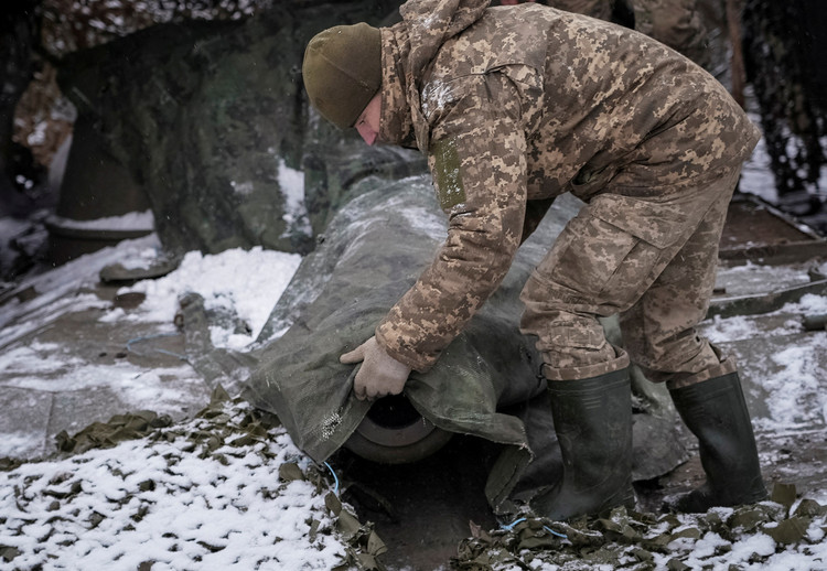 Потеря этого огнеупорного завода означала бы, что оборона ВСУ в Часовом Яру лишилась бы последней прочной опоры, на которую они могли рассчитывать, что привело бы к краху всей линии обороны города. При этом огонь российской артиллерии мог бы даже непосредственно покрывать пути снабжения, используемые ВСУ. 14-8186.jpg