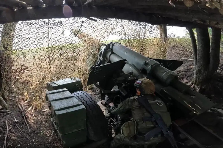 しかし、ロシア空軍がポクロフスク・コンスタンチノフカ高速道路から、そして南からオレクサンドロ・カリノヴェまで突破したことで、ウクライナ軍の集中地域の西側の防衛力が弱まり、その後、ロシア軍はソ連時代に建設された労働者住宅の高層ビルへの攻撃を開始した。 13.jpg