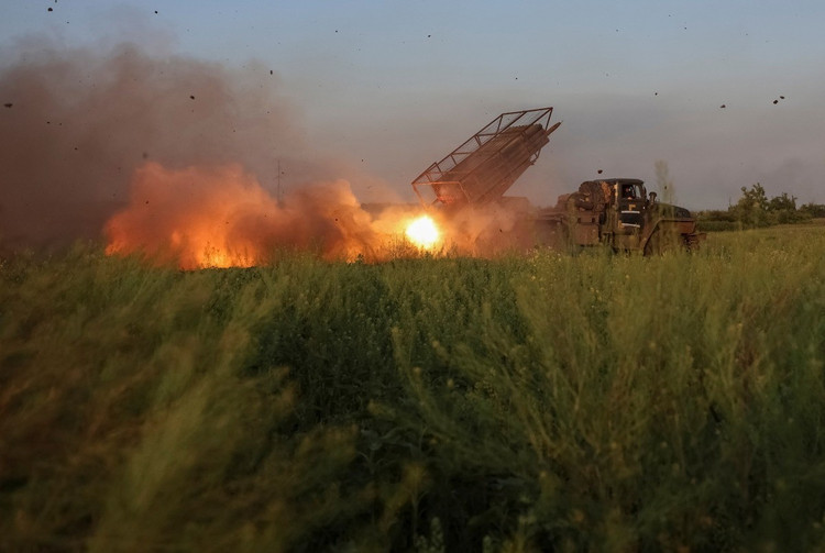 Obwohl es bislang kaum sichtbare Beweise gibt, kann man davon ausgehen, dass sich die Lage für das ukrainische Militär verschlechtert, wenn nicht gar verheerend ist. Darüber hinaus entsendet die RFAF weitere Reserveeinheiten, was darauf schließen lässt, dass Russland noch weiter gehen und eine neue Welle intensiverer Angriffe planen wird. 9.jpg