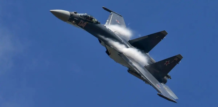 Кроме того, Су-35С оснащён ракетой класса «воздух-воздух» малой дальности с инфракрасным наведением Р-73/74, расположенной под узлом подвески левого крыла, а также контейнерами радиоэлектронной борьбы на законцовках крыла. Эта ракета предназначена для ведения боя в пределах прямой видимости. 038c368598-1.jpg