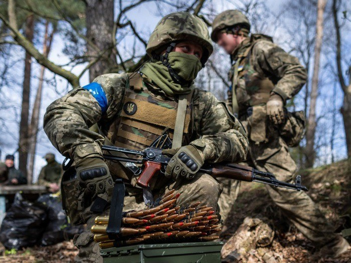 Trotz aller Risiken befahl der Generalstab der AFU den Einheiten, ihre Positionen zu halten, da es keinen Rückzugsweg zu geben schien, da die Einheiten entlang der gesamten Verteidigungszone feststeckten. Es war offensichtlich, dass Pokrowsk ein „schwarzes Loch“ war, das alle Ressourcen der AFU in sich aufsaugte. 15.jpg