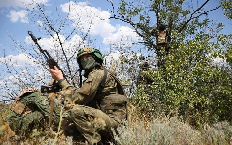 À l'est de Pokrovsk, la RFAF continue de s'emparer de plusieurs immeubles de grande hauteur dans les districts de Lazurny, Shakhtyorsky et Yuzhny. L'armée ukrainienne y oppose une résistance acharnée, car la perte de ces zones menacerait la capacité de tenir une partie importante de la ville. 15.jpg