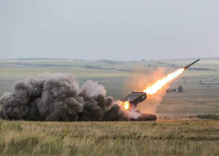 Тем временем, оборона Вооружённых сил Украины (ВСУ) южнее Покровска рухнула из-за интенсивного огня российской «термобарической» артиллерии. ВВС РФ уничтожили укреплённые позиции ВСУ на южном фланге Покровска с помощью термобарических артиллерийских комплексов ТОС-1А «Солнцепёк» и ТОС-2 «Тосочка». 4-7914.jpg