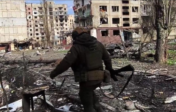 នៅជួរមុខ Kupyansk ចារកម្មអ៊ុយក្រែនបាននិយាយថា យោធារុស្ស៊ី (RFAF) បានផ្លាស់ប្តូរយុទ្ធសាស្ត្រ ដោយប្រើក្រុមកងកម្លាំងពិសេសមួយ ឬពីរនាក់ ដោយប្រើអាវការពារអ៊ីនហ្វ្រារ៉េដ ដើម្បីលួចចូលទៅជិតទីតាំងជួរមុខរបស់អ៊ុយក្រែននៅពេលយប់។ ក្រោយពីបញ្ចប់ការឈ្លបយកការណ៍ ក្រុមទាំងនេះនឹងដឹកនាំកម្លាំងតាមដានក្នុងការវាយប្រហារយ៉ាងភ្ញាក់ផ្អើលទៅលើគោលដៅ។ 9.jpg