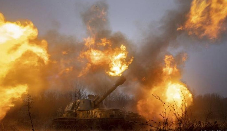 米国がウクライナへの軍事援助に消極的な姿勢を見せているのは、ウクライナ紛争の勃発に対する西側諸国の苛立ちを如実に反映している。2022年初頭の紛争勃発以来、米国と欧州は世界中からほぼ全てのソ連製兵器を撤去し、ウクライナに移送してきた。そして、NATO諸国の軍需品備蓄を徐々に枯渇させてきた。 1-8513.jpg