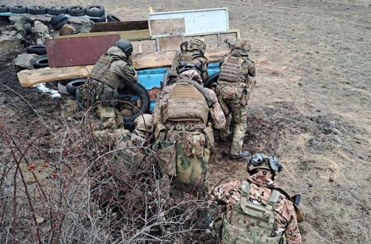 Такая тактика ВСУ загнала российские войска в ловушку между укреплениями окружения, что затруднило создание полноценной линии атаки и вынудило ВСУ действовать самостоятельно, с трудом взаимодействуя друг с другом. В это время российские передовые войска подвергались угрозе со стороны БПЛА FPV ВСУ со всех сторон, что оказывало на них сильное психологическое давление. 5-8708.jpg