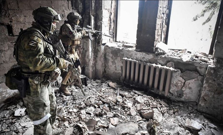 Für den Frontalangriff verantwortliche russische Spezialkräfte drangen in die Industriepipeline ein und starteten aus dem Untergrund einen Angriff auf die Kernposition des Feuerfestwerks. 5-3253.jpg