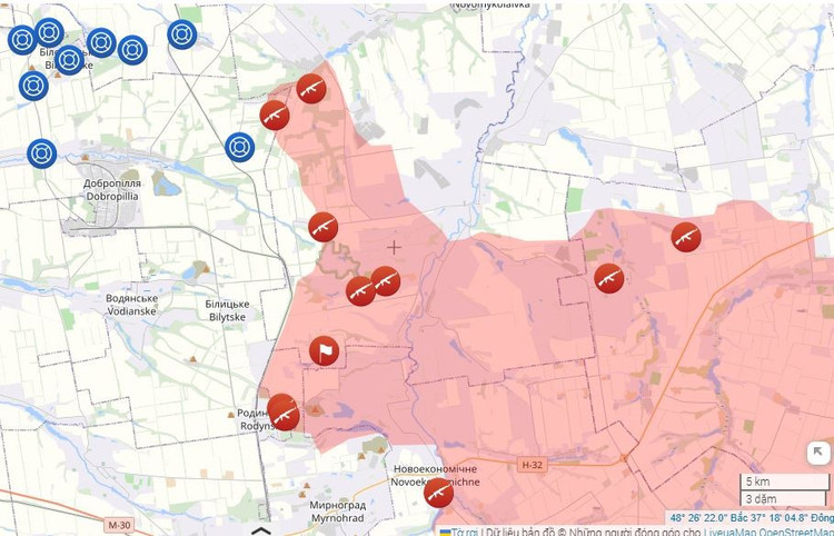 Además, aprovechando que las tropas ucranianas se encontraban atraídas hacia las líneas de defensa en torno a Pokrovsk, las tropas rusas irrumpieron repentinamente en el norte de la ciudad, amenazando todo el sistema de defensa de las Fuerzas Armadas de Ucrania (FAU) en la línea norte de la región de Pokrovsk. Simultáneamente, las tropas rusas organizaron un ataque contra la ciudad de Rodinske y enviaron fuerzas a la ciudad, sembrando el pánico entre las tropas ucranianas que defendían tanto dentro como fuera de la ciudad. (El círculo verde representa la zona donde se requiere la evacuación). 5-8596.jpg