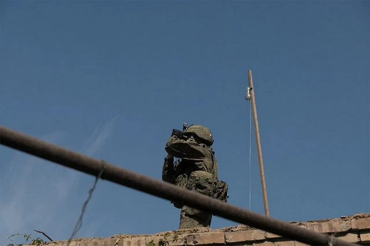 ロシア軍は、戦略上重要な都市ロディンスケ(ポクロフスク北郊に位置する)の東郊で陣地を固め、ゆっくりと前進し、ウクライナ軍の防衛線を突破している。南部地域の状況も同様のようだ。 4.jpg