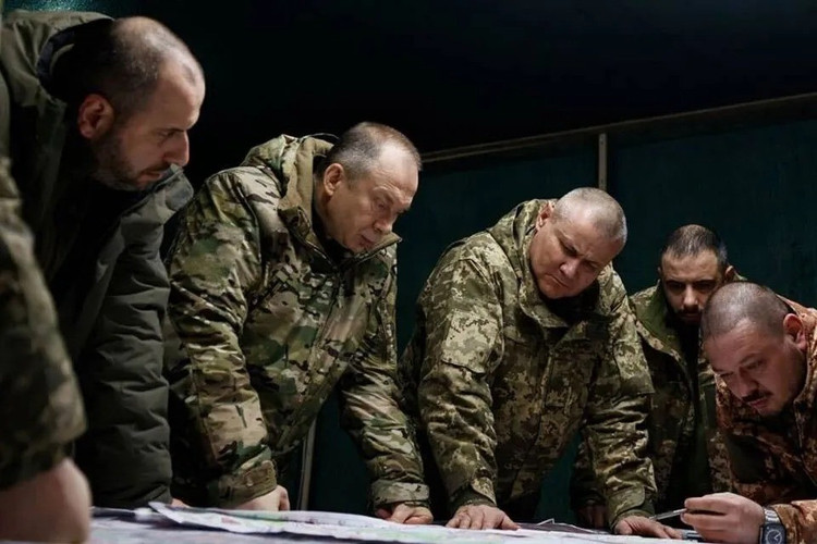 オレクサンドル・シルシキー将軍は、ロシア軍によるドブロポルスキー突出部への攻撃は阻止されたと主張し続け、ロシア軍部隊自体が「包囲」されていると非難している。しかし実際には、ロシア軍の突破部隊は既にゾロトイ・コロデーズ付近に進撃し、支配地域を拡大している。これはロシアメディアの報道による。 8-729.jpg