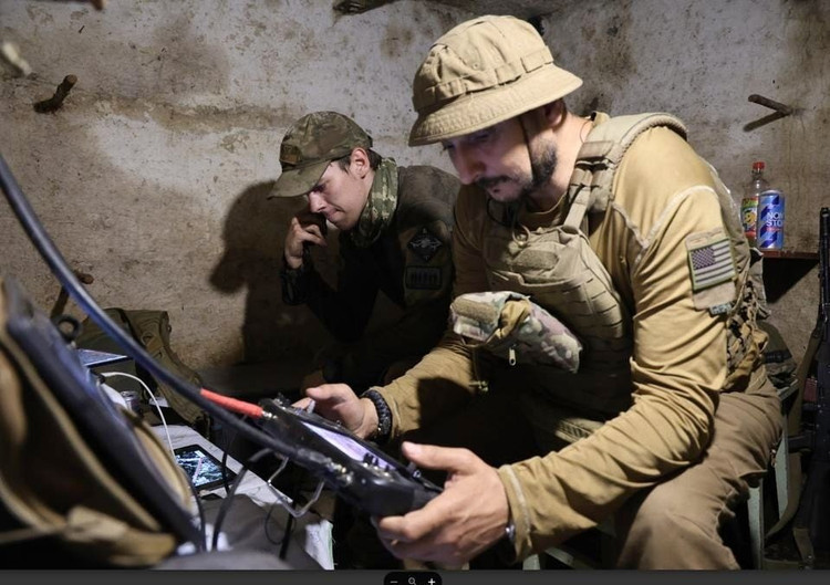 AFU(アフガニスタン軍)第93ホロドニ・ヤール旅団は、偵察部隊、砲兵部隊、無人航空機(UAV)の支援を受け、突出部の先端にあるフルズケ村とヴェセレ村を奪還した。また、機関銃を搭載した無人地上車両を用いてロシア軍の陣地を襲撃し、反撃の足固めに貢献した。 7.jpg