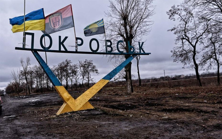Die Situation war damals so, dass Zehntausende ukrainische Soldaten im Stadtgebiet von Pokrowsk am äußeren Rand der Frontlinie eingeschlossen waren und die unerbittlichen Tag- und Nachtangriffe der 160.000 russischen Soldaten abwehrten. Das Stadtgebiet von Pokrowsk verwandelte sich zu dieser Zeit buchstäblich in ein „schwarzes Loch“, das sämtliche Ressourcen der russischen Streitkräfte in seine Verteidigung einsog. 3-168.jpg