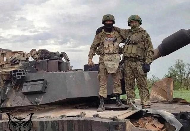 យោធាអ៊ុយក្រែនមិនបានសរសើរ Abrams យ៉ាងច្បាស់នោះទេ ប៉ុន្តែពួកគេបានចង្អុលបង្ហាញពីការប្រើប្រាស់ប្រេងមិនគួរឱ្យជឿរបស់ធុង។ Abrams ប្រើម៉ាស៊ីនទួរប៊ីនឧស្ម័ន។ លើសពីនេះ គ្រឿងអេឡិចត្រូនិចរបស់ Abrams មិនអាចទប់ទល់នឹងខ្យល់សើមរបស់អ៊ុយក្រែនបានទេ។ 6-7184.jpg