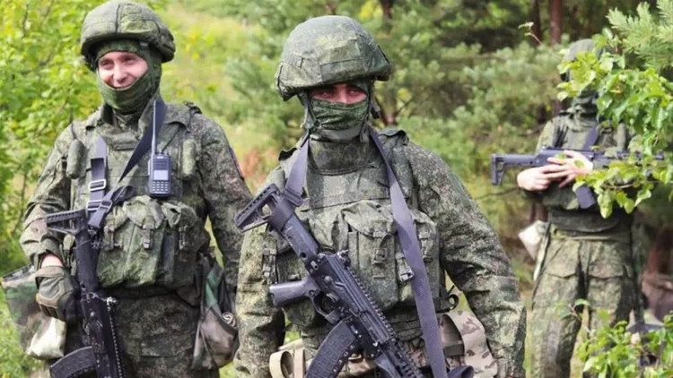 「基本的に、戦争全体は戦術レベルで進行しています。3~5人からなる攻撃部隊が、地雷が敷設された草原を横断し、無人機が四方八方から上空を飛び交う状況です。こうした状況下では、椅子から立ち上がることさえ不可能であり、ましてや攻撃など不可能です」とロゴジン氏は指摘した。 2-8257.jpg