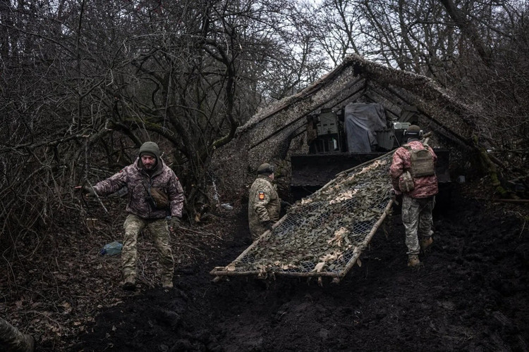 Die dünn verstreute ukrainische Armee war gezwungen, einen großen Teil ihrer Truppen aus Chasov Yar abzuziehen, sodass nur noch eine Brigade dort operieren konnte. Aufgrund der ungleichen Kräfteverhältnisse endete der erbitterte Kampf, der 16 Monate gedauert hatte, schließlich mit dem Rückzug der ukrainischen Armee. 15-806.jpg