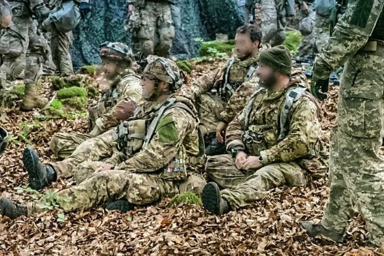 По данным российских источников, подтверждённым Минобороны России, остатки 12-й отдельной бригады «Азов», входящей в состав Национальной гвардии Украины, удерживают позиции в районе села Клебан-Бык и южнее Клебан-Быкского водохранилища. Очевидно, что сдаваться они не собираются. 8.jpg