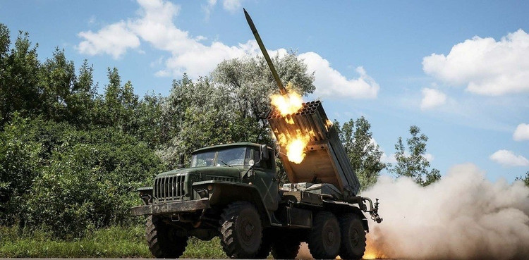 Gleichzeitig starteten die Russen auch in anderen Richtungen rund um die Stadt einen eng koordinierten Angriff. Im Osten überquerte die 1. Garde-Panzerarmee den Fluss Oskil und startete einen heftigen Angriff auf die ukrainischen Stellungen. Das vorbereitende Artilleriefeuer der RFAF war äußerst heftig. 7-9121.jpg