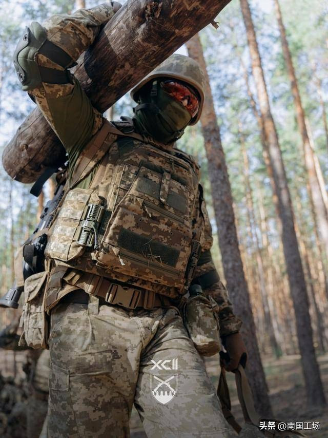 兵力不足のため、コスティアンティニフカ市はウクライナ軍(AFU)によって「放棄」されようとしている。当初この地域の防衛の主力であったウクライナ軍第1アゾフ軍団が撤退しただけでなく、ポクロフスク北西に展開していたウクライナ国家親衛隊と「NATO砲兵旅団(NATOが提供した自走砲)」も撤退した。 12.jpg