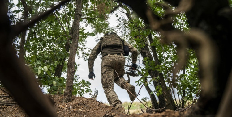 Bajo el ataque continuo de las Fuerzas Armadas Rusas (FARR), la línea defensiva en las afueras de Pokrovsk casi se derrumbó; incluso los grupos de reconocimiento y comando de las FARR penetraron la ciudad. La 155.ª Brigada de Infantería Motorizada se organizó en cuatro unidades de combate a nivel de batallón y participó en numerosas batallas importantes. 3-1580.jpg