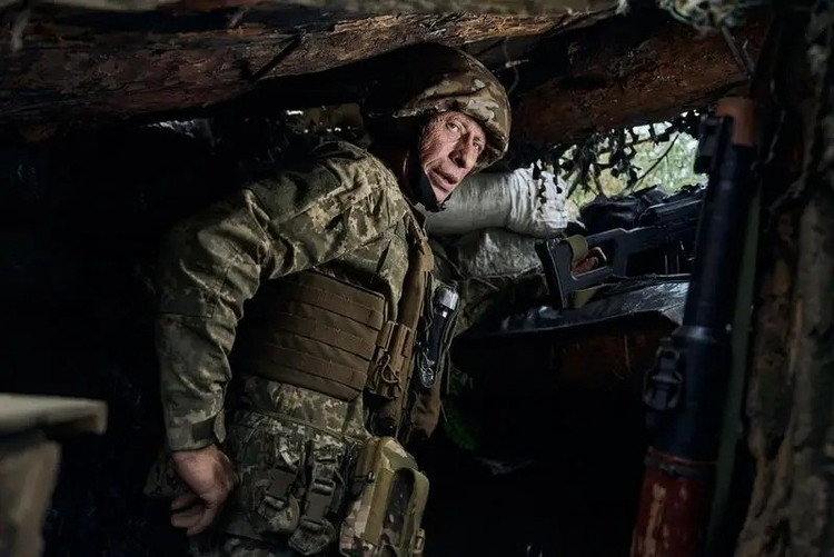 According to Western military experts, Pokrovsk may have fallen during Russia’s summer campaign in Donbass. The sky over Pokrovsk has been dyed red by artillery fire. This city, which carries centuries of memories for the people of Donbass, is witnessing a decisive battle that will change the course of the war. (Photo source: Liveuamap, Military Review, Ukrinform). 16.jpg