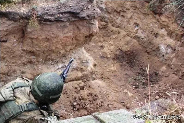 Село Затышок расположено к северо-востоку от Покровска, где идут ожесточённые бои. В настоящее время российская армия завершает зачистку от оставшихся украинских войск и создаёт временные оборонительные позиции, чтобы не допустить контратак украинской армии. 2-7843.jpg