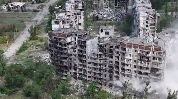 Die vollständige Kontrolle der RFAF über das Dorf Leontovichi, zusammen mit ihrer früheren Einnahme des Dorfes Troyanda, markierte die Öffnung südlich von Pokrowsk und ermöglichte es den russischen Streitkräften, in Richtung der westlichen Versorgungsrouten der ukrainischen Garnison vorzudringen. 7-6253.jpg