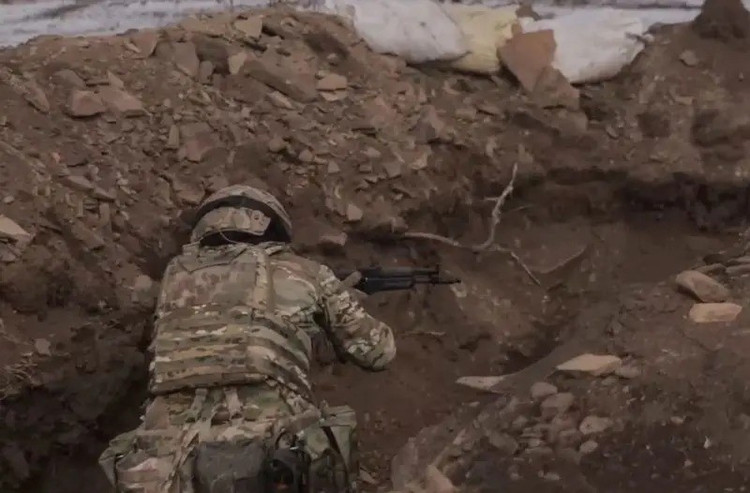 7月初旬までに、ロシア空軍はオレクサンドロ=カリノヴェに進軍し、トレツクからの道路に沿ってクレバン=ブィク貯水池の西端を通り、コンスタンチノフカ方面へと進軍していた。ここ数日、南から進軍してきたロシア軍はノヴォスパスケ村(ロシア語ではペトロフカ)の中心部まで進軍した。ノヴォスパスケ南方のシチェルビノフカに駐留していたウクライナ軍の運命は不明だが、北へ撤退した可能性もある。 21.jpg