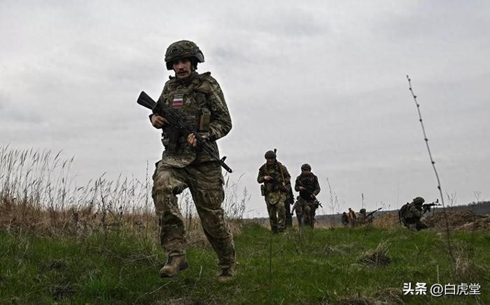 その後、アフガニスタン軍はロシア軍を国境から押し戻したが、断固たる闘志とFPV無人機の積極的な活用も、国境地帯の維持には役立たなかった。その後、ロシア空軍はジュラフカ村を制圧したが、アフガニスタン軍は国境を越えて進軍するロシア軍を阻止・撃破することができなかったとディープステートは説明した。 12-1841.jpg