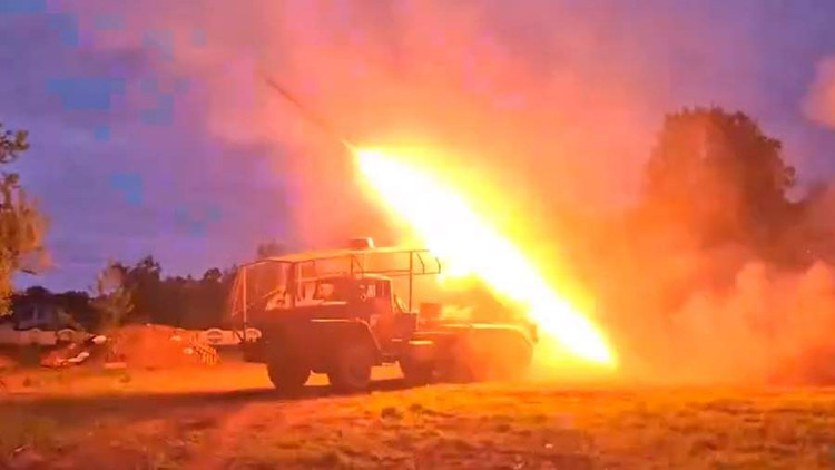さらに、ロシア空軍(RFAF)の戦術航空部隊は、この地域で激しい空爆を実施し、コノトプとスムイの間に位置するテルニー村付近のアフガニスタン軍(AFU)の弾薬庫を破壊した。ロシア軍(RFAF)が砲撃作戦を展開し、スムイ国境地域および後方地域におけるアフガニスタン軍の活動を抑制していることがわかる。 2-5938.jpg