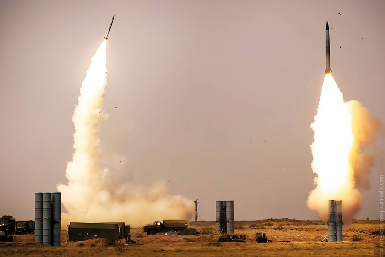Một trận địa tên lửa phòng không S-400 của Nga khai hỏa. Ảnh Sputnik 5.jpg