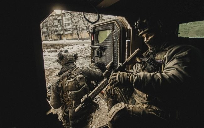 Seitdem sind ukrainische Versorgungsfahrzeuge, darunter Lebensmittel- und Munitionslastwagen, auf dieser Autobahn vollständig von russischem Feuer umzingelt, was sie daran hindert, wichtige Güter an die Fronttruppen zu liefern. 6.jpg