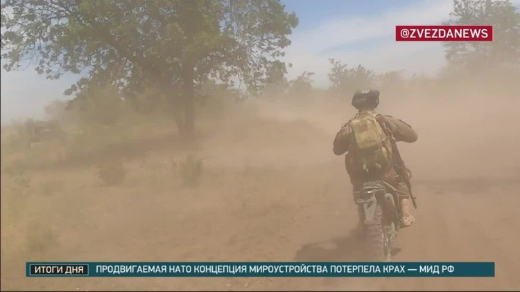現在ポクロフスクで戦闘中のロシア連邦軍第413無人システム大隊の将校、ジュルクテンコ氏は、ポクロフスク戦線、特にドブロピリアでは非常に激しい戦闘が繰り広げられていると述べた。ロシア空軍は小規模な歩兵部隊を派遣し、ウクライナ軍の防衛線への偵察攻撃を実施し、その後オートバイによる攻撃が続いている。夏の間は密生した木々が掩蔽物となり、攻撃を継続させている。 9.jpg