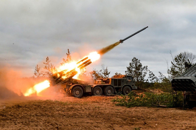Actualmente, todo el arsenal de la RFAF en la zona apunta al pie de esta roca. Desde la tarde del 28 de septiembre hasta la mañana del 29 de septiembre, la RFAF está llevando a cabo una operación de limpieza en esta zona, acompañada de intensos tiroteos y gran despliegue de fuego. 17-2503.jpg
