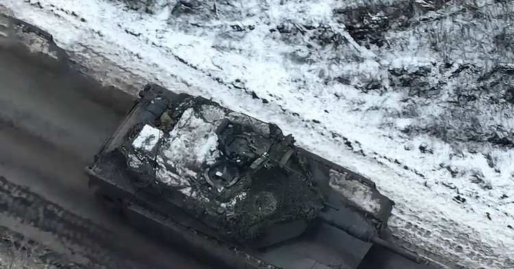 នៅលើរណសិរ្ស Kursk រថក្រោះ Abrams ត្រូវបានដកចេញទៅកាន់អ៊ុយក្រែនជាយូរមកហើយ មុនពេលដែលកងទ័ពអ៊ុយក្រែនបានដកខ្លួនចេញទាំងស្រុង។ ជាការពិតណាស់ អាចនិយាយបានថា កងទ័ពអ៊ុយក្រែន បានធ្វើដូច្នេះ ដើម្បីការពារកងកម្លាំងរបស់ខ្លួន រៀបចំសម្រាប់សង្រ្គាមយូរអង្វែងនាពេលអនាគត ប៉ុន្តែនេះជាការពិត ដែលមិនអាចប្រកែកបាន។ 7-1987.jpg