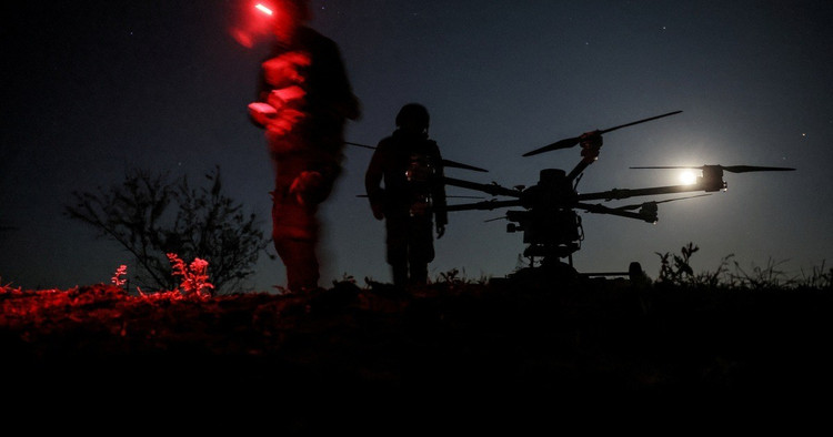 Кроме того, Украина имеет преимущество перед Россией по количеству БПЛА FPV, опыту и лучшей тактике их применения. Украина также стала первой страной, применившей БПЛА FPV в реальных боевых условиях, оказывая давление на российские наступающие силы и бронетанковые подразделения, замедляя их продвижение. 11-1445.jpg