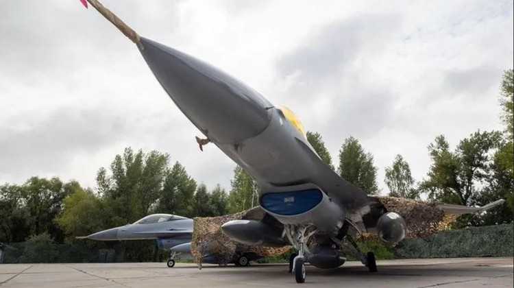 Украинские F-16 применяли аналогичное вооружение на передовой в недавних кампаниях, но с ограниченной эффективностью. Основная причина — малочисленность F-16 и недостаточная частота их применения. Учитывая плотную систему ПВО России, выживаемость F-16 была бы крайне низкой. (Фото: Военное обозрение, Укринформ, Liveuamap, Военкоры). 17-9792.jpg