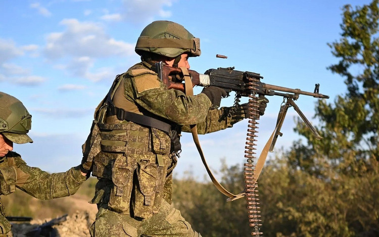 Laut dem Sender Readovka bereitet sich die 51. RFAF-Armee darauf vor, dem Logistiksystem des ukrainischen Verteidigungsclusters Pokrowsk-Mirnograd den Todesstoß zu versetzen. Insbesondere gelingt ihnen ein Durchbruch entlang der Nordflanke der Kampfformation der russischen Luftstreitkräfte. Im Süden nähern sich die RFAF-Angriffseinheiten Nowoaleksandriwka und Grischino. 10.jpg