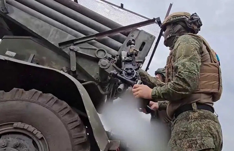 Actualmente, Grishino sigue bajo el control del ejército ucraniano, pero el ejército ruso se acerca, aunque no hay información precisa; todo está cubierto por la niebla de guerra. Sin embargo, este será el objetivo que la RFAF se centrará en atacar en los próximos días. 10-4498.jpg