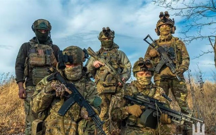 Danach zog sich General Drapatiy vom Kommando über die Heeresgruppe Donezk zurück und trat als Kommandeur der AFU-Landstreitkräfte und Kommandeur der Donezk-Front zurück. Der ukrainische Präsident war daraufhin gezwungen, einen anderen Nachfolger zu ernennen. Reserveeinheiten der AFU, darunter Spezialeinheiten der Nationalgarde der Ukraine, wurden ebenfalls nach Leontowitschi und Pokrowsk mobilisiert. 11.jpg
