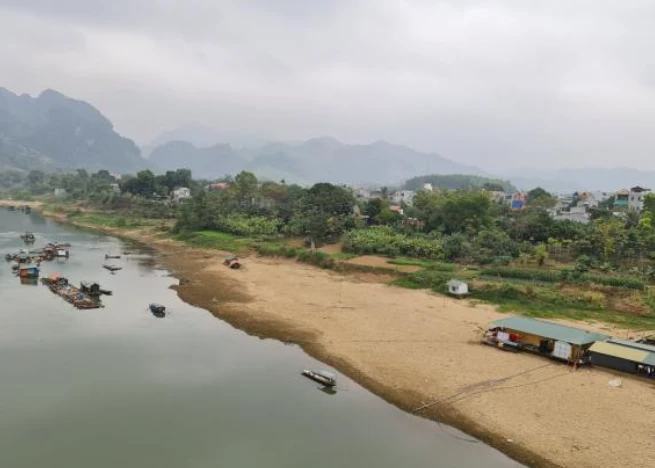 Tiếng khóc nỉ non của trẻ con hé lộ vụ án kinh hoàng