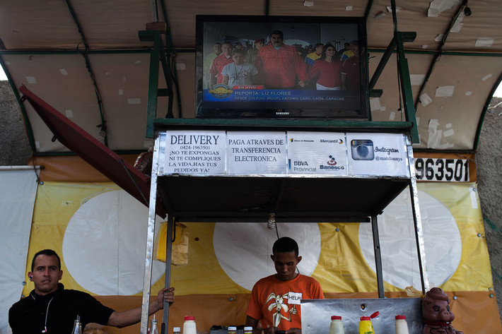 Quầy hàng di động bán đồ ăn nhanh trên đường phố thủ đô Caracas ngày 6/12/2015.