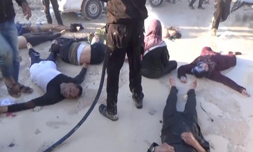 Nhiều dân thường nằm la liệt trên mặt đất ở thị trấn Khan Sheikhoun ngày 4/4. Ảnh: Reuters.