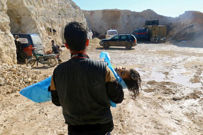 Theo Fox News, vụ phát tán khí độc ở Syria xảy ra tại thị trấn Khan Sheikhoun do quân nổi dậy kiểm soát ở tỉnh Idlib hôm 4/4 đã khiến ít nhất 100 người thiệt mạng và 400 người khác bị thương. Ảnh: Reuters.