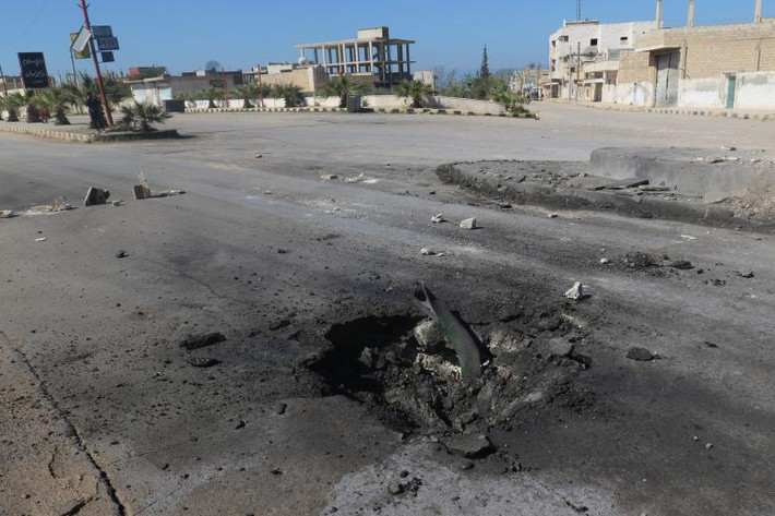Một hố nhỏ xuất hiện trên đường ở thị trấn Khan Sheikhoun, tỉnh Idlib, ngày 4/4. Ảnh: Reuters.