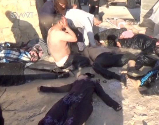 Theo Cơ quan Giám sát Nhân quyền Syria (SOHR), trong số những người thiệt mạng có 11 trẻ em. Ảnh: Nhiều dân thường nằm la liệt trên mặt đất sau khi trúng khí độc ngày 4/4. Ảnh: Reuters.