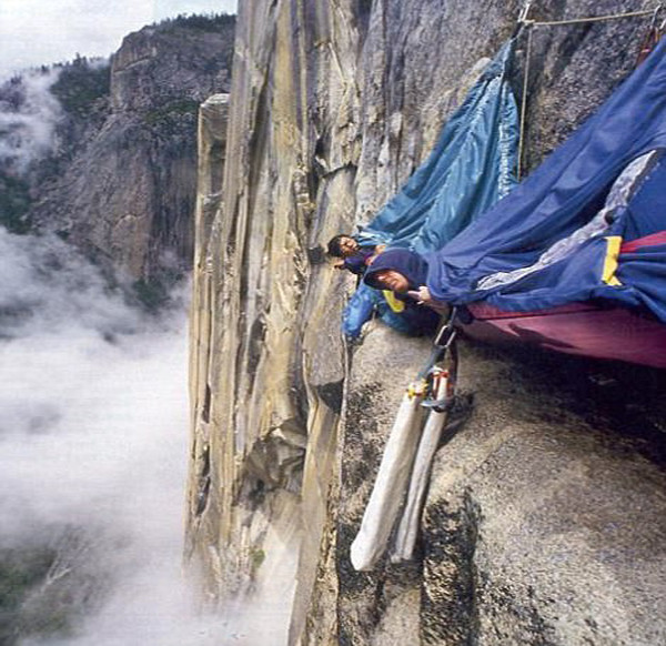 Một số nhà leo núi mạo hiểm ngủ giữa lưng chừng núi El Captain trong Công viên Quốc gia Yosemite của Mỹ mà không hề cảm thấy sợ hãi. Ảnh: Daily Mail.