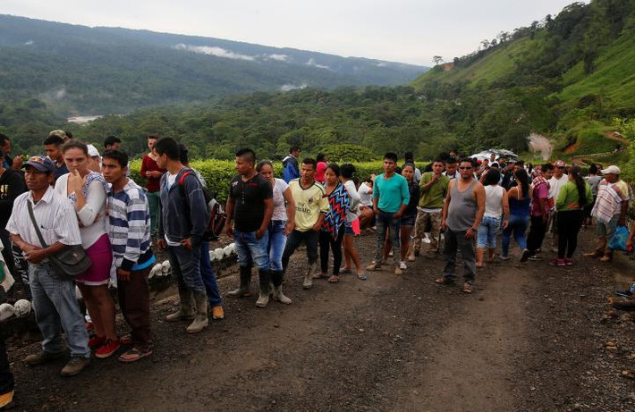 Người dân xếp hàng chờ nhận thi thể người thân trong vụ lở đất. Ảnh: Reuters.