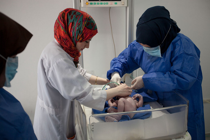 Một em bé sơ sinh được các bác sĩ chăm sóc tại bệnh viện Qayyarah. Ảnh: AJ.