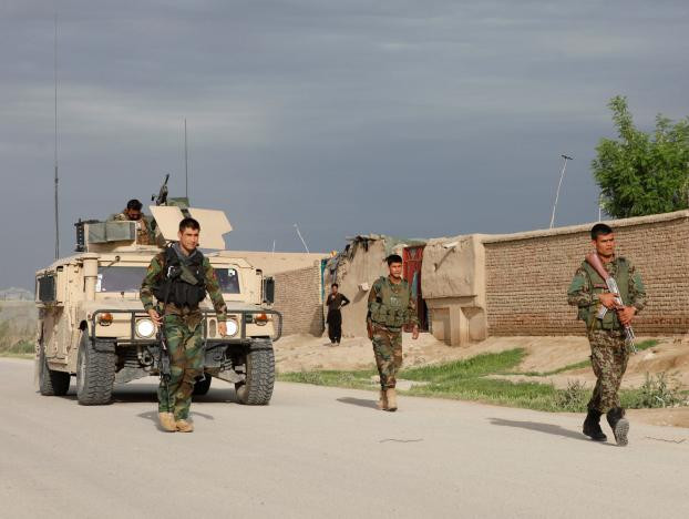Các binh sĩ quân đội Afghanistan tiến đến gần khu vực vừa bị tấn công. Ảnh: Reuters.