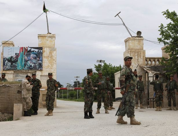 Sau đó, một tay súng Taliban kích hoạt đai bom trên người trong khi những kẻ còn lại ập vào căn cứ và nổ súng vào các binh sĩ Afghanistan vừa rời khỏi một nhà thờ Hồi giáo sau buổi cầu nguyện. Ảnh: Reuters.